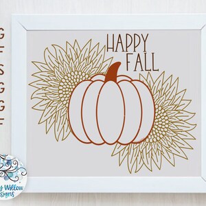 Op de afbeelding: Een ingelijste print met een pompoen en zonnebloemen in bruin en goud, met de woorden "HAPPY FALL". De afbeelding bevat bestandstype-opties: SVG, DXF, EPS, PNG, JPG en PDF.