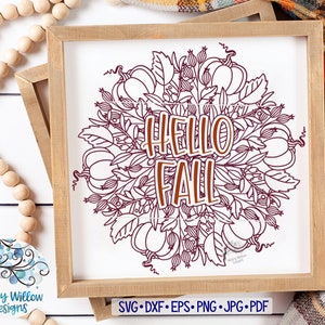 Op de afbeelding: Een digitaal ontwerp met een krans van herfstbladeren, pompoenen en bessen met de tekst "Hello Fall" in het midden. Het ontwerp is in tinten bruin en wit.
