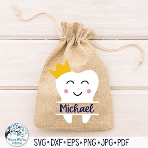 Puede incluir: Una bolsa de arpillera de color tostado con cord&oacute;n, que presenta un gr&aacute;fico de un diente blanco con una corona amarilla, mejillas rosadas y una cara sonriente. Debajo del diente, una barra horizontal contiene el nombre Michael en azul.