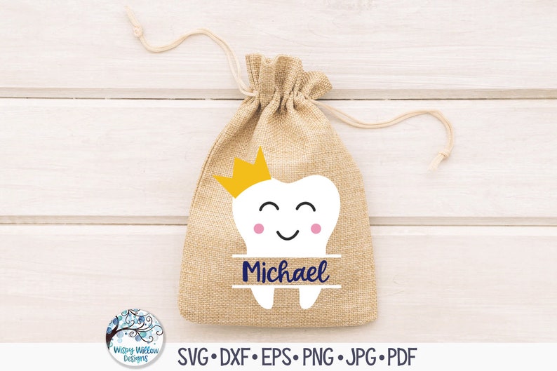 Puede incluir: Una bolsa de arpillera de color tostado con cord&oacute;n, que presenta un gr&aacute;fico de un diente blanco con una corona amarilla, mejillas rosadas y una cara sonriente. Debajo del diente, una barra horizontal contiene el nombre Michael en azul.