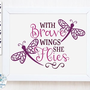 Op de afbeelding: Een wit frame met een paars en roze grafisch ontwerp met twee libellen en de tekst "With Brave Wings She Flies".