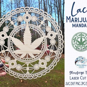 Op de afbeelding: Een lasergesneden mandala-ontwerp met een marihuanablad in het midden, omringd door een delicaat kantpatroon. Het ontwerp is gemaakt van hout en is klaar om te worden gebruikt voor knutselprojecten.