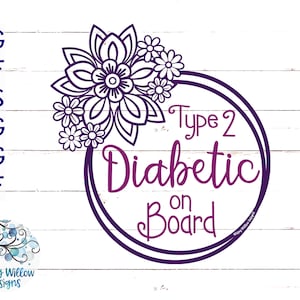 Puede incluir: Diseño floral morado y blanco con un círculo alrededor que dice "Type 2 Diabetic on Board".