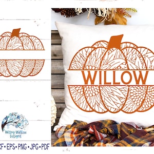 Op de afbeelding: Oranje pompoenvormig ontwerp met ingewikkelde bloemdetails en het woord "WILLOW" in het midden. Het ontwerp is op een wit kussen met een geruite deken eronder.