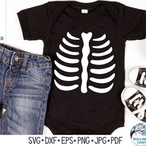 K&ouml;nnte beinhalten: Ein schwarzer kurz&auml;rmeliger Babybody mit einer wei&szlig;en Grafik eines Brustkorbs auf der Vorderseite. Das Set enth&auml;lt eine blaue Jeans, einen kleinen orangefarbenen K&uuml;rbis sowie schwarz-wei&szlig;e Turnschuhe. Der Text umfasst 2 DESIGNS INCLUDED und SVG DXF EPS PNG JPG PDF.