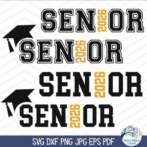 Pu&ograve; includere: Un design grafico digitale che presenta la parola SENIOR in quattro varianti con l'anno 2026 integrato verticalmente. Due design includono un'icona di tocco di laurea nera. Il testo utilizza lettere in grassetto nero con accenti dorati.
