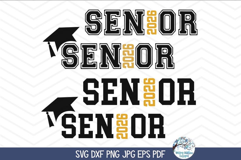 Pu&ograve; includere: Un design grafico digitale che presenta la parola SENIOR in quattro varianti con l'anno 2026 integrato verticalmente. Due design includono un'icona di tocco di laurea nera. Il testo utilizza lettere in grassetto nero con accenti dorati.