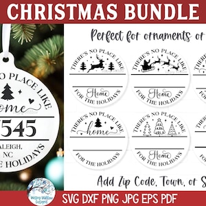 Puede incluir: Un conjunto de diez adornos navideños redondos blancos con texto negro que dice "No hay lugar como el hogar para las fiestas". Los adornos presentan diferentes ilustraciones con temática navideña, incluyendo un árbol de Navidad, un copo de nieve, un reno y un trineo. Un adorno tiene espacio para un código postal, una ciudad y un estado.