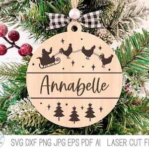 Fichier SVG d'ornement de Noël en traîneau de père Noël de poulet, découpeur laser, nom personnalisé drôle d'animal de ferme, cadeau de maman de poulet, Glowforge