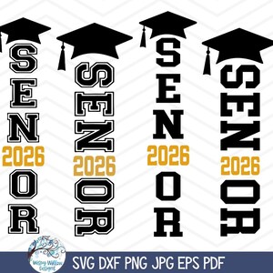 Pu&ograve; includere: Quattro design grafici verticali che presentano un'icona di tocco di laurea nera sopra la parola SENIOR in grassetto nero, seguita dall'anno 2026 in oro e dalla lettera R sottostante, il tutto su uno sfondo bianco con un motivo a chevron.