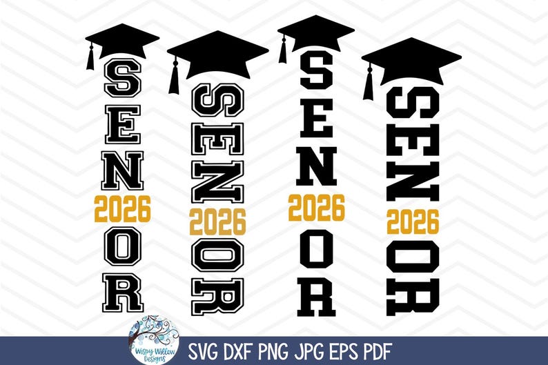 Pu&ograve; includere: Quattro design grafici verticali che presentano un'icona di tocco di laurea nera sopra la parola SENIOR in grassetto nero, seguita dall'anno 2026 in oro e dalla lettera R sottostante, il tutto su uno sfondo bianco con un motivo a chevron.