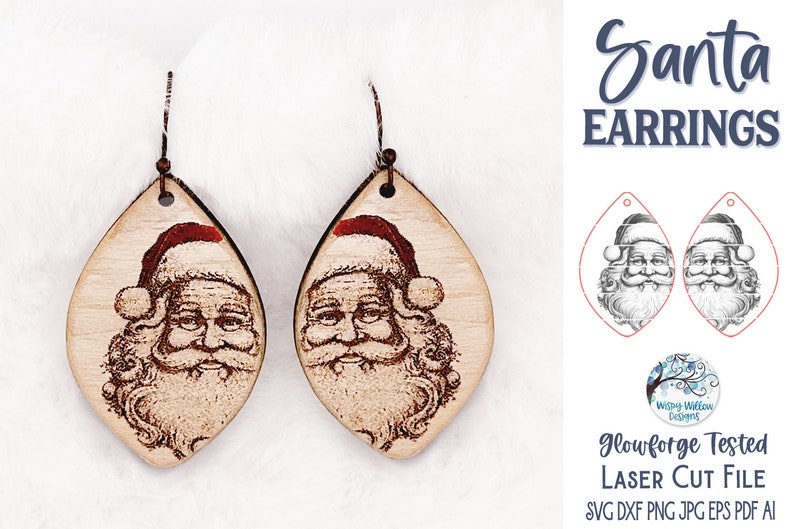 Op de afbeelding: Druppelvormige houten oorbellen met een lasergegraveerd ontwerp van de Kerstman met een rode muts. De tekst rechts luidt Santa Earrings, Glowforge Tested Laser Cut File, en somt bestandsformaten op zoals SVG, DXF, PNG, JPG, EPS en PDF.