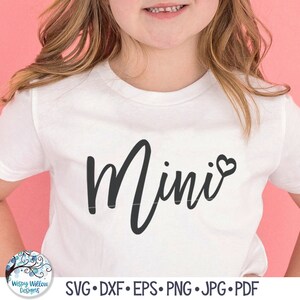 Mini SVG, minishirtontwerp voor Cricut, minimeisjes cursief schrift met hart png, mama en ik shirtontwerp, vinyl decal gesneden bestand voor baby
