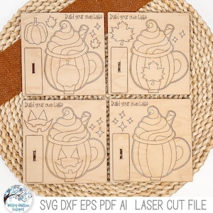 Pode incluir: Quatro quadrados de madeira cortados a laser com desenhos de café com leite. Cada quadrado apresenta uma caneca em forma de abóbora com chantilly, folhas e estrelas. O texto "Build your own Latte" é visível. Uma abóbora e um rosto de jack-o'-lantern também estão incluídos. O texto "SVG DXF EPS PDF AI LASER CUT FILE" é visível na parte inferior.