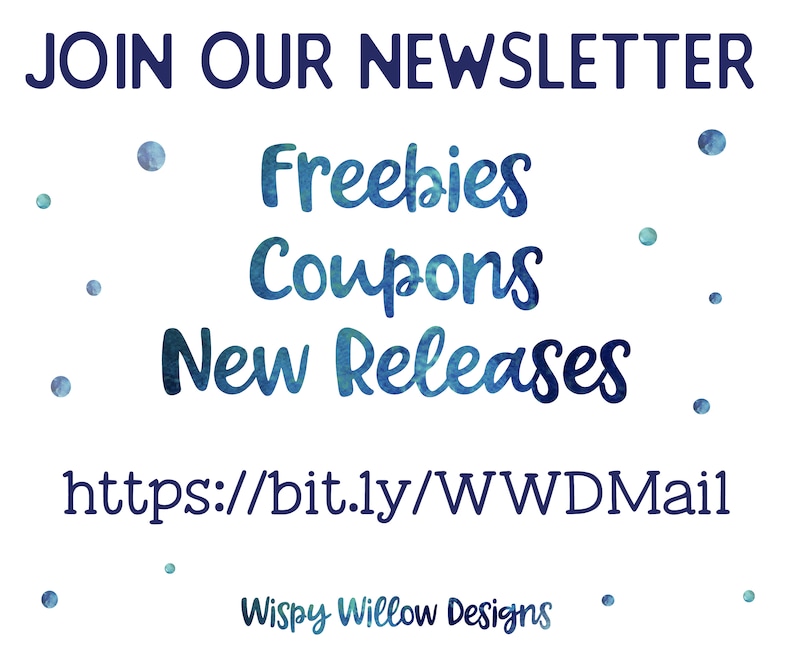 Op de afbeelding: Een blauwe en witte aquarelgrafiek met de tekst "JOIN OUR NEWSLETTER" bovenaan. De tekst "Freebies, Coupons, New Releases" is geschreven in een blauw en wit aquarellettertype. De tekst "https://bit.ly/WWDMail" is geschreven in zwart lettertype. De tekst "Wispy Willow Designs" is geschreven in zwart lettertype onderaan de grafiek.