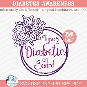 Può includere: Un design grafico digitale viola che presenta una cornice circolare con un gruppo floreale in alto a sinistra. Il testo recita Type 2 Diabetic on Board. Il testo aggiuntivo include DIABETES AWARENESS, Professionally Cut & Tested, Original Handdrawn Art - No AI, CREATE with CRICUT, Wispy Willow Designs e SVG DXF PNG JPG EPS PDF.