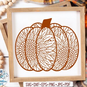 Op de afbeelding: Een bruine pompoen met een mandala-ontwerp. De pompoen is wit omlijnd en heeft een steel.