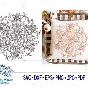 Op de afbeelding: Een zwart-wit lijntekening mandala-ontwerp met pompoenen, bladeren en bessen. Het ontwerp is afgebeeld op een wit kussen met een bruin-wit gestreepte achtergrond.