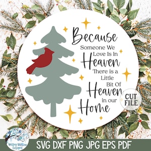Omdat iemand van wie we houden in de hemel is SVG voor Cricut, Christmas Memorial Sign PNG, Christmas Cardinal Ornament, In Memory Vinyl Cut File