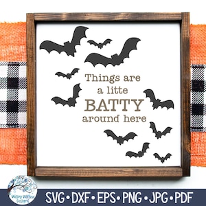 Las cosas están un poco locas por aquí SVG para Cricut, divertido letrero de Halloween, diseño de letrero de la plaza de la granja, descarga de archivos de calcomanía de vinilo de otoño