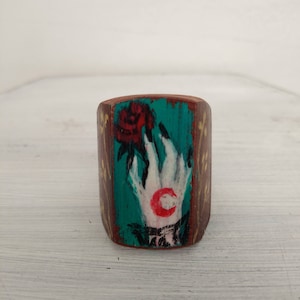 Wicca-Ring, Hexenhand, Wahrsagerhand, Handtattoo, roter Mond, Holzring.