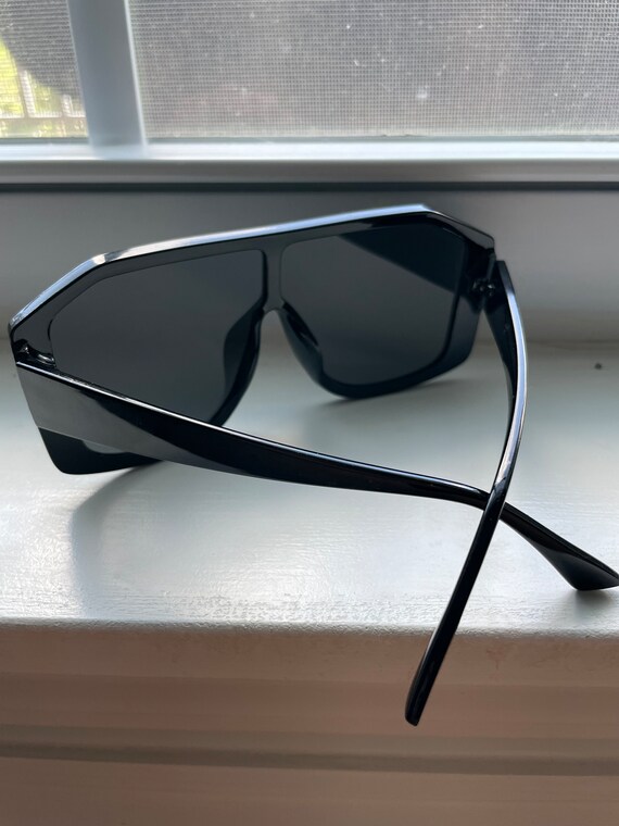 Large shield style black sunglasses - image 4