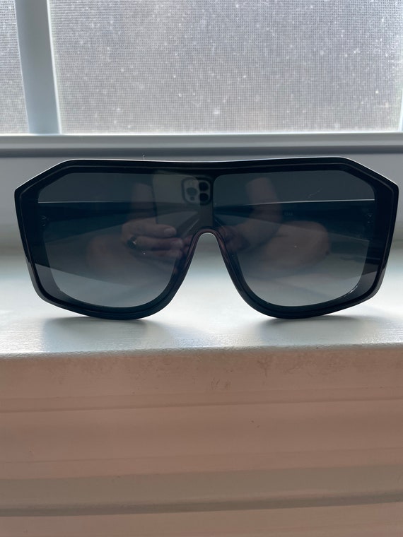 Large shield style black sunglasses - image 2