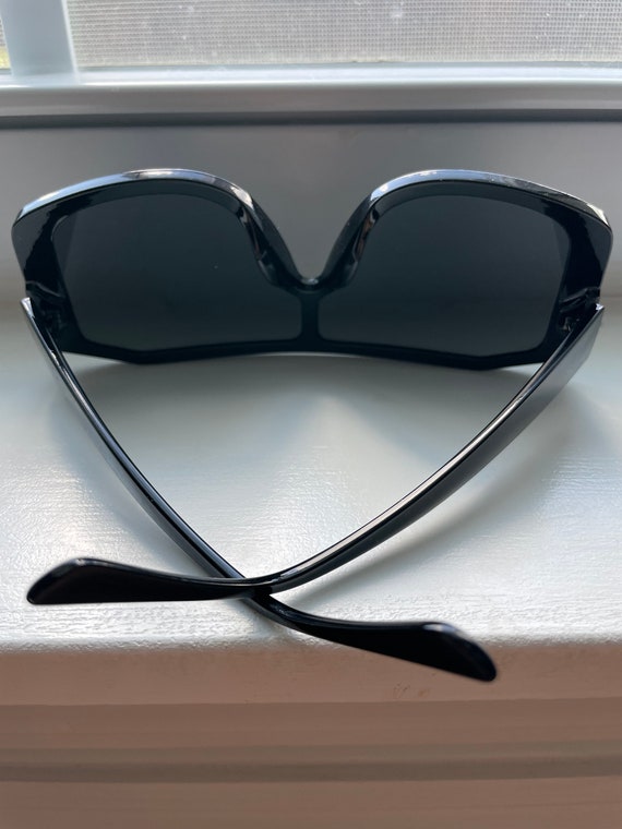 Large shield style black sunglasses - image 7