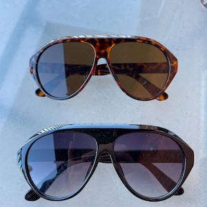 Large teardrop style aviator sunglasses, black or tortoise shell frames