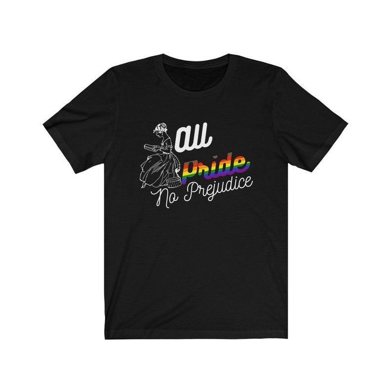 K&ouml;nnte beinhalten: Schwarzes T-Shirt mit einer wei&szlig;en Illustration einer Frau, die ein Buch liest. Der Text "all pride no prejudice" ist in Regenbogenfarben geschrieben.