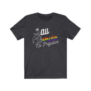 K&ouml;nnte beinhalten: Ein dunkelgraues T-Shirt mit einem wei&szlig;en Aufdruck einer Frau, die ein Buch h&auml;lt. Der Aufdruck enth&auml;lt den Text "all pride, no prejudice" mit einem Regenbogenstreifen.