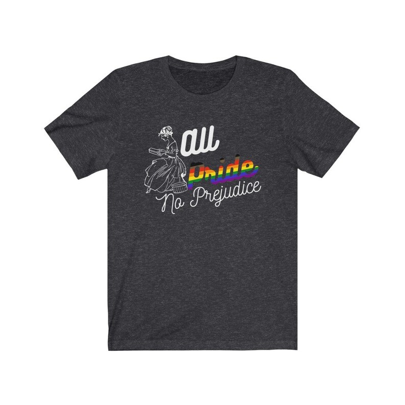 K&ouml;nnte beinhalten: Ein dunkelgraues T-Shirt mit einem wei&szlig;en Aufdruck einer Frau, die ein Buch h&auml;lt. Der Aufdruck enth&auml;lt den Text "all pride, no prejudice" mit einem Regenbogenstreifen.
