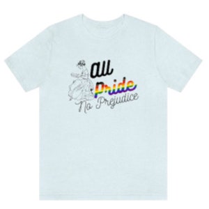 K&ouml;nnte beinhalten: Hellblaues T-Shirt mit einem Regenbogen-Motiv und dem Text "all pride no prejudice".