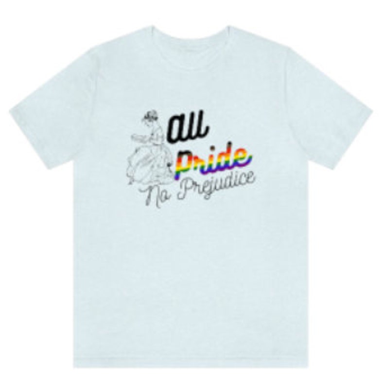 K&ouml;nnte beinhalten: Hellblaues T-Shirt mit einem Regenbogen-Motiv und dem Text "all pride no prejudice".