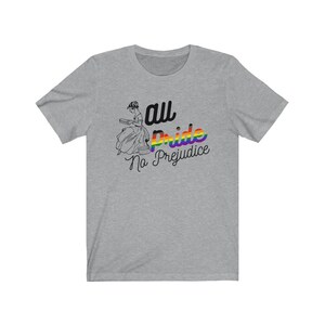 K&ouml;nnte beinhalten: Graues T-Shirt mit einer Schwarzwei&szlig;illustration einer Frau, die ein Buch liest. Der Text "all pride no prejudice" ist in Schwarz auf das Shirt gedruckt, mit einem Regenbogenstreifen &uuml;ber dem Wort "pride".