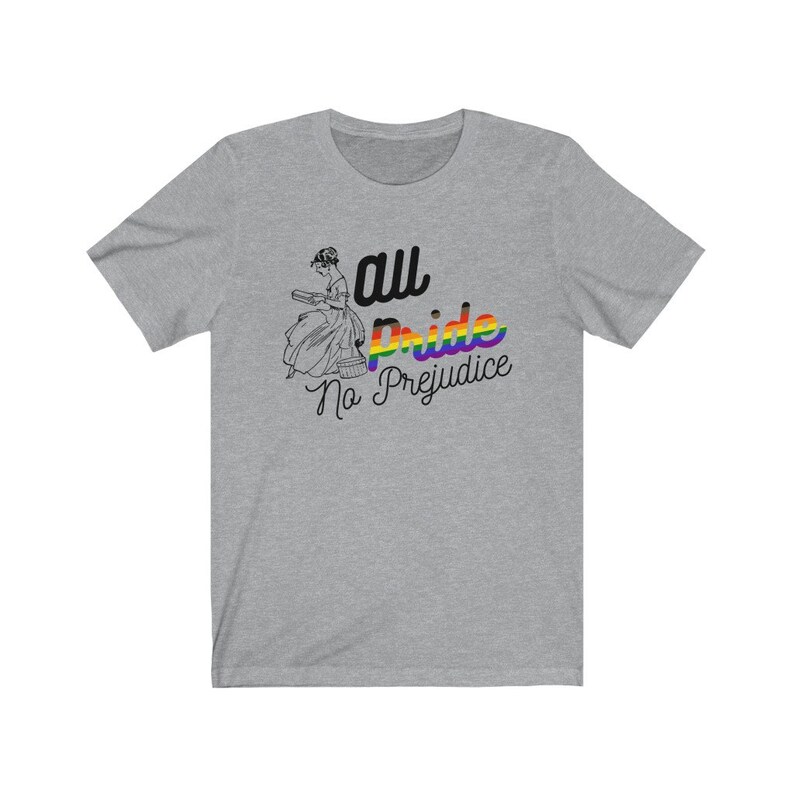 K&ouml;nnte beinhalten: Graues T-Shirt mit einer Schwarzwei&szlig;illustration einer Frau, die ein Buch liest. Der Text "all pride no prejudice" ist in Schwarz auf das Shirt gedruckt, mit einem Regenbogenstreifen &uuml;ber dem Wort "pride".