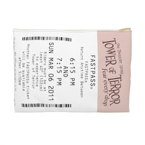 Könnte beinhalten: Ein weißes und rosafarbenes FastPass-Ticket für die Tower of Terror-Fahrt in Disney World. Das Ticket ist gültig für den Eintritt zwischen 18:15 Uhr und 19:15 Uhr am 6. März 2011. Der Text "The Twilight Zone Tower of Terror" ist in Braun auf dem Ticket gedruckt.