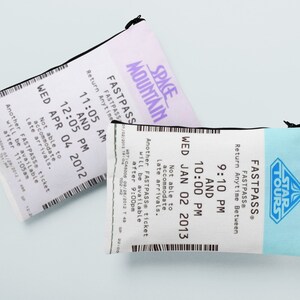 Könnte beinhalten: Zwei Fastpass-Tickets für Space Mountain und Star Tours in Disney World. Das Space Mountain-Ticket ist für Mittwoch, den 4. April 2012, zwischen 11:05 Uhr und 12:05 Uhr. Das Star Tours-Ticket ist für Mittwoch, den 2. Januar 2013, zwischen 21:10 Uhr und 22:00 Uhr.