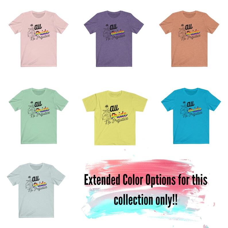 K&ouml;nnte beinhalten: Eine Sammlung von T-Shirts in verschiedenen Farben mit einer Grafik einer Person mit dem Text "all pride no prejudice" und einer Regenbogenflagge.