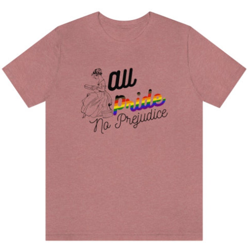 K&ouml;nnte beinhalten: Ein pinkfarbenes T-Shirt mit einer Regenbogengrafik, auf der "all pride no prejudice" steht.