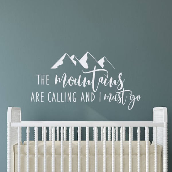 Muursticker Mountains Are Calling: quote John Muir Nursery WO 142