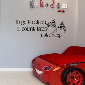 Vinilo decorativo de carreras para habitación infantil: vueltas, no ovejas, decoración de coches de carreras