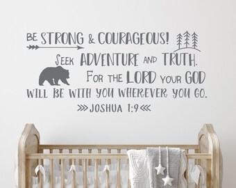 Josué 1:9 Soyez fort et courageux, recherchez l'aventure et la vérité, car l'Éternel votre Dieu sera avec vous partout où vous irez, Nursery Decor 213-1