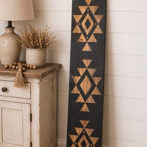 Letrero de madera azteca pintado a mano: Decoración tribal rústica grande (48” x 11.25”)