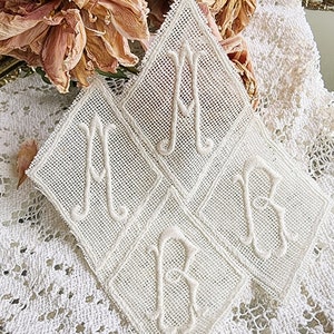 Set med 4 broderade vintagebokstäver AB, 2 A och 2 B