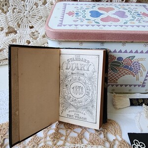 Schatzdose gefüllt mit antikem Taschentagebuch von 1878, antikem Taschentuch, Spitzenstücken aus dem späten 1800