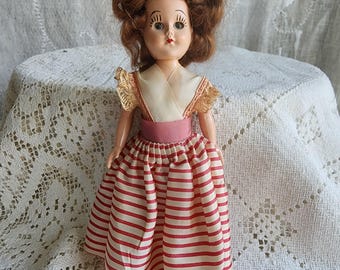 Vintage plastic pop uit 1951 met slaperige ogen.