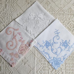Pañuelo vintage con monograma de las letras E, F, L. Las letras se venden por separado.