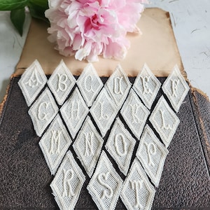 Set geborduurde vintage letters, kleine letters en hoofdletters. Zie beschrijving voor beschikbare letters