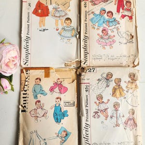 Puede incluir: Cuatro patrones de costura de muñecas vintage. Los patrones presentan ilustraciones de muñecas con varios atuendos, incluyendo vestidos, abrigos y pijamas. Los patrones son de las marcas Simplicity y Butterick, con tamaños de 45.7 a 71.1 cm.